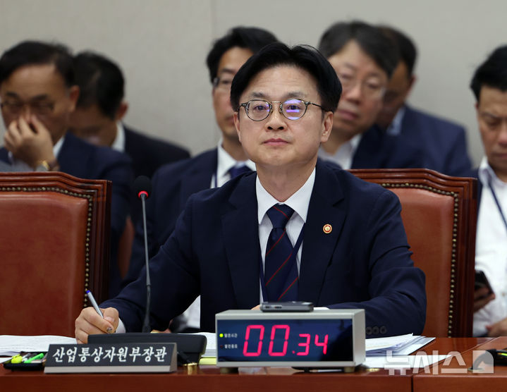 [서울=뉴시스] 김명년 기자 = 김정관 산업통상자원부 장관이 8일 오후 서울 여의도 국회에서 열린 산업통상자원중소벤처기업위원회 전체회의에 출석해 있다. 2025.09.08. kmn@newsis.com