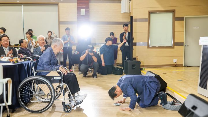 [서울=뉴시스] 권오을 국가보훈부 장관이 8일 오후 전북 전주보훈요양원에서 올해 100세 생신을 맞은 이석규 애국지사 상수연에 참석해 이 애국지사에게 큰절을 하고 있다. (사진=국가보훈부 제공) 2025.09.08. photo@newsis.com *재판매 및 DB 금지