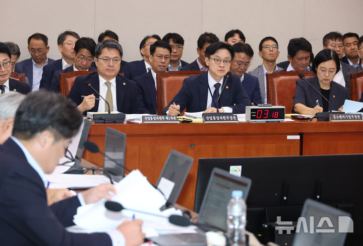 [서울=뉴시스] 고승민 기자 = 김정관 산업통상자원부 장관이 8일 서울 여의도 국회에서 열린 산업통상자원중소벤처기업위원회 전체회의에서 의원 질의에 답하고 있다. 2025.09.08. kkssmm99@newsis.com