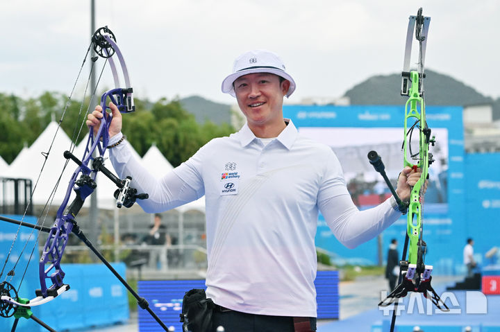 [광주=뉴시스] 이영주 기자 = 8일 오후 광주 동구 5·18민주광장에서 열린 광주2025현대세계양궁선수권대회 컴파운드 남자 개인전 동메달 결정전, 대한민국 국가대표 최용희가 미국 국가대표 커티스 브로드낵스(Curtis Broadnax)를 상대로 이긴 뒤 기념사진을 촬영하고 있다. 2025.09.08. leeyj2578@newsis.com