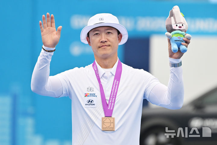 [광주=뉴시스] 이영주 기자 = 지난 8일 오후 광주 동구 5·18민주광장에서 열린 광주2025현대세계양궁선수권대회 컴파운드 남자 개인전, 대한민국 국가대표 최용희가 동메달을 목에 건 뒤 기념촬영하고 있다. 2025.09.08. leeyj2578@newsis.com