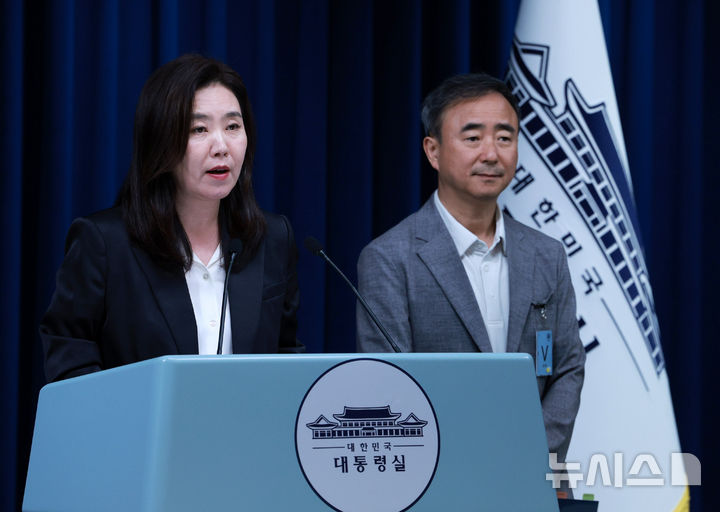 [서울=뉴시스] 고범준 기자 = 강유정 대변인이 8일 서울 용산 대통령실 청사에서 국가AI 전략위원회 관련 브리핑을 하고 있다. 오른쪽은 AI 전략위원회 임문영 부위원장. 2025.09.08. bjko@newsis.com