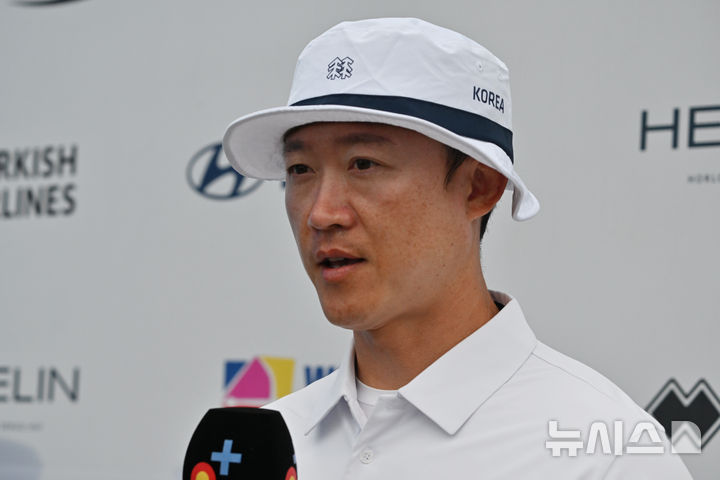 [광주=뉴시스] 이영주 기자 = 8일 오후 광주 동구 5·18민주광장에서 열린 광주2025현대세계양궁선수권대회 컴파운드 남자 개인전 동메달 결정전, 동메달을 획득한 대한민국 국가대표 최용희가 경기를 마친 뒤 인터뷰를 하고 있다. 2025.09.08. leeyj2578@newsis.com