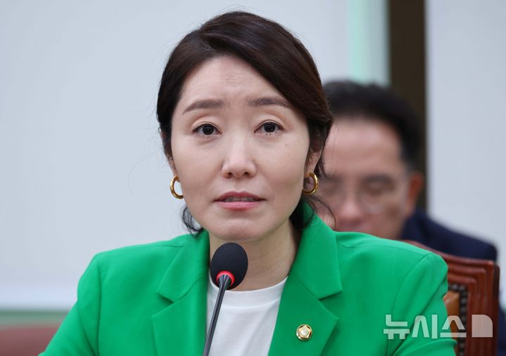 [서울=뉴시스] 김금보 기자 = 강선우 더불어민주당 의원이 8일 오후 서울 여의도 국회에서 열린 외교통일위원회 전체회의에서 인사말을 하고 있다. 2025.09.08. kgb@newsis.com