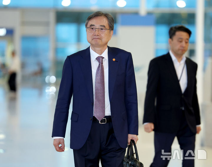 [인천공항=뉴시스] 김진아 기자 = 조현 외교부 장관이 미국 이민당국의 불법체류 단속으로 구금된 한국인 300여명의 석방 절차를 마무리짓기 위해 지난 8일 인천국제공항 제2터미널에서 워싱턴DC로 출국하고 있다. 2025.09.08. bluesoda@newsis.com