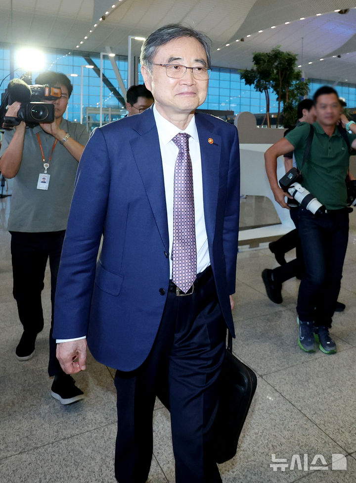 [인천공항=뉴시스] 김진아 기자 = 조현 외교부 장관이 미국 이민당국의 불법체류 단속으로 구금된 한국인 300여명의 석방절차를 마무리짓기 위해 8일 인천국제공항 제2터미널에서 워싱턴DC로 출국하고 있다. 미국 이민 당국은 지난 4일(현지 시간) 조지아주 브라이언카운티에 있는 현대차그룹-LG에너지솔루션의 합작 배터리 공장(HL-GA 배터리회사) 건설현장에서 불법체류 관련 단속을 벌여 한국인 300여명을 포함해 총 475명을 체포·구금했다. 2025.09.08. bluesoda@newsis.com