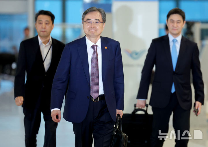 [인천공항=뉴시스] 김진아 기자 = 조현 외교부 장관이 미국 이민당국의 불법체류 단속으로 구금된 한국인 300여명의 석방절차를 마무리짓기 위해 8일 인천국제공항 제2터미널에서 워싱턴DC로 출국하고 있다. 미국 이민 당국은 지난 4일(현지 시간) 조지아주 브라이언카운티에 있는 현대차그룹-LG에너지솔루션의 합작 배터리 공장(HL-GA 배터리회사) 건설현장에서 불법체류 관련 단속을 벌여 한국인 300여명을 포함해 총 475명을 체포·구금했다. 2025.09.08. bluesoda@newsis.com