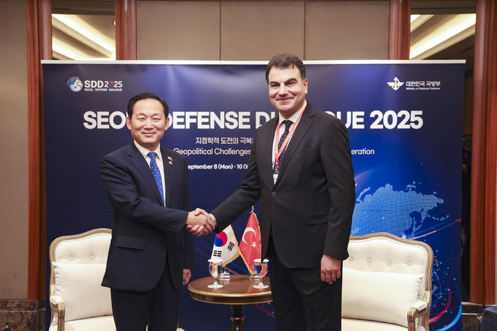 [서울=뉴시스] 조성우 기자 = 이두희 국방부 차관이 8일 서울 중구 롯데호텔에서 열린 서울안보대화 참석차 방한한 무사 헤이벳 튀르키예 국방차관과 기념촬영을 하고 있다. (사진=국방부 제공). 튀르키예 국방산업을 관장하는 방위산업청(SSB)은 최신 방공시스템 '스틸 돔'의 국내 생산을 위해 기업들과 9조원대의 계약을 체결했다고 11월 26일 발표했다. 2025.11.27. *재판매 및 DB 금지
