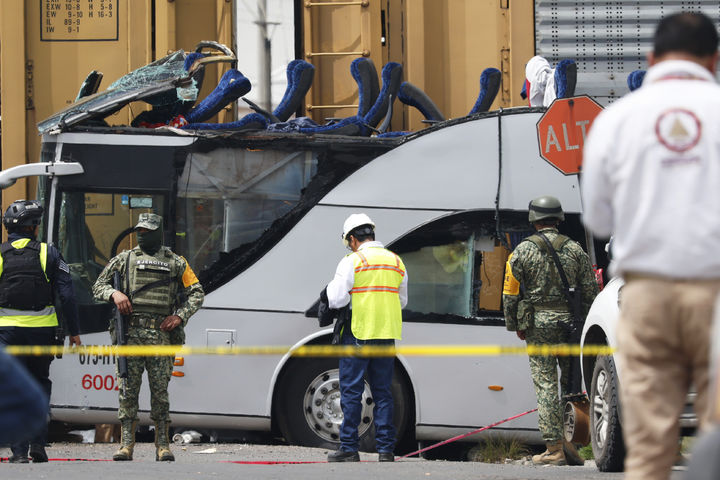 [아틀라코물코=AP/뉴시스] 8일(현지 시간) 멕시코 멕시코주 아틀라코물코에서 열차와 버스가 충돌해 군인과 수사관 등이 현장을 살펴보고 있다. 현지 당국은 이날 새벽 화물열차가 기찻길을 건너던 이층 버스를 들이받아 최소 10명이 숨지고 40여 명이 다쳤다고 밝혔다. 2025.09.09.