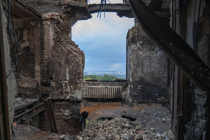 [키이우=AP/뉴시스] 지난 8일(현지 시간) 우크라이나 키이우 내 정부 청사 사무실이 전날 러시아의 공습으로 폐허로 남아 있다. 크렘린궁은 12일 우크라이나와 직접 대화가 일시 중단된 상태라고 밝혔다. 2025.09.13.