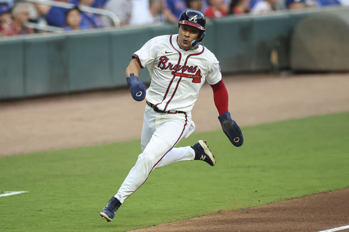 [애틀랜타=AP/뉴시스] 애틀랜타 브레이브스의 김하성이 8일(현지 시간) 미 조지아주 애틀랜타의 트루이스트 파크에서 열린 2025 메이저리그 시카고 컵스와 경기 1회 말 중전 안타 진루 후 드레이크 볼드윈의 2루타에 3루를 돌아 득점하고 있다. 2025.09.09.