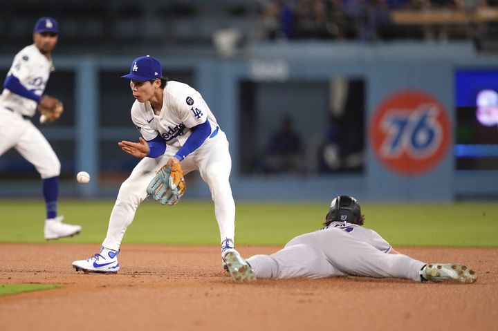[로스앤젤레스=AP/뉴시스] LA 다저스의 김혜성이 9일(한국 시간) 미국 캘리포니아주 로스앤젤레스의 다저스타디움에서 열린 2025 메이저리그(MLB) 콜로라도 로키스와의 경기에서 2회 상대 선수의 도루에 대응하고 있다. 2025.09.09.