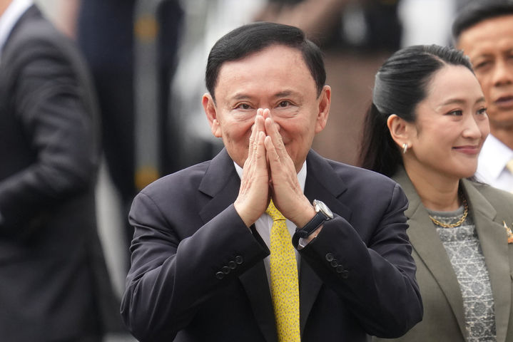 [방콕(태국)=AP/뉴시스]탁신 친나왓 전 태국 총리(가운데)와 그의 딸 패통탄 친나왓 전 총리(오른쪽)가 9일 방콕의 태국 대법원에 도착하고 있다. 태국 대법원은 9일 탁신 친나왓 전 총리가 2023년 태국으로 귀국하는 과정에서 공무원들이 부당한 처우를 받았는지 여부에 대한 조사 후 부패와 권력 남용 혐의로 유죄 판결을 받았기 때문에 징역 1년을 선고해야 한다고 밝혔다. 2025.09.09.