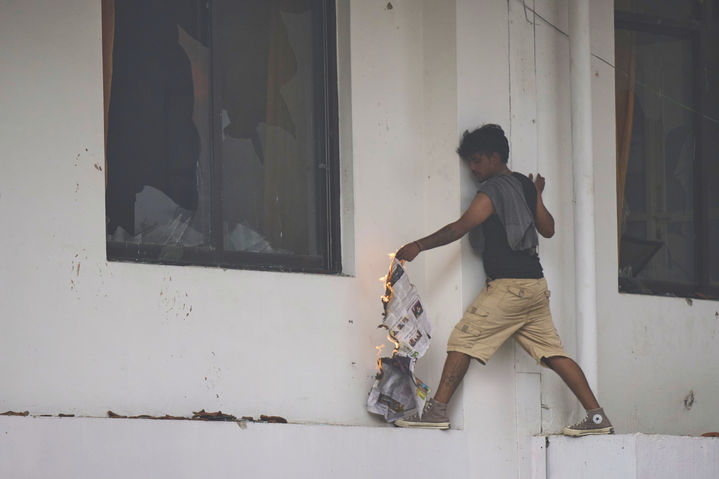 [카트만두=AP/뉴시스] 9일(현지 시간) 네팔 카트만두에서 한 반정부 시위 참가자가 네팔회의당(NC) 중앙당사에 방화를 시도하고 있다. 네팔 정부가 소셜미디어(SNS) 접속 차단 항의·부패 반대 시위로 19명이 숨지는 등 사태가 심각해지자 SNS 플랫폼 차단 조치를 해제했다. 2025.09.09.