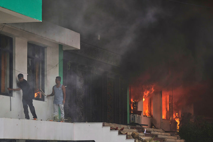 [카트만두=AP/뉴시스] 9일(현지 시간) 네팔 카트만두에서 반정부 시위대가 네팔회의당(NC) 중앙당사에 불을 지르고 있다. 네팔 정부가 소셜미디어(SNS) 접속 차단 항의·부패 반대 시위로 19명이 숨지는 등 사태가 심각해지자 SNS 플랫폼 차단 조치를 해제했다. 2025.09.09.