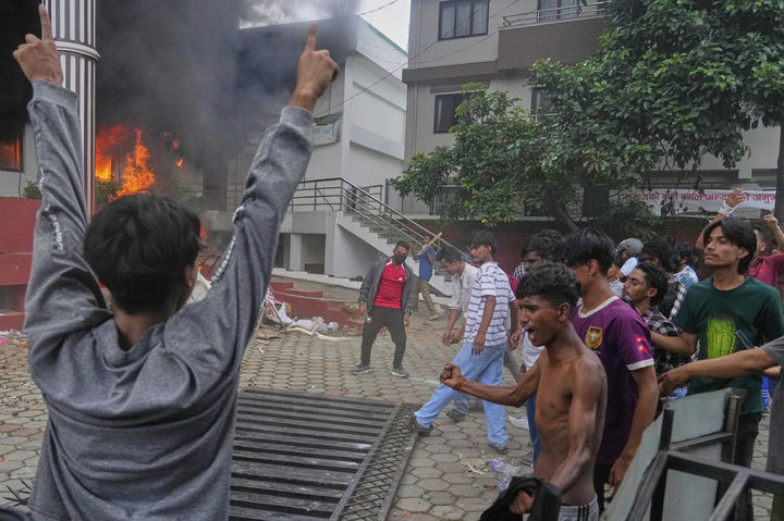 [카트만두=AP/뉴시스] 9일(현지 시간) 네팔 카트만두에서 반정부 시위대가 네팔회의당(NC) 중앙당사에 불을 지른 후 구호를 외치고 있다. 네팔 정부가 소셜미디어(SNS) 접속 차단 항의·부패 반대 시위로 19명이 숨지는 등 사태가 심각해지자 SNS 플랫폼 차단 조치를 해제했다. 2025.09.09.