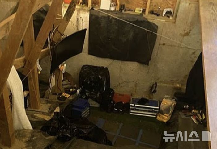 [뉴시스] 비밀 공간에 침대, 텔레비전, 충전기 등 전자기기들이 있었다.(사진=데일리메일) 2025.09.05.   