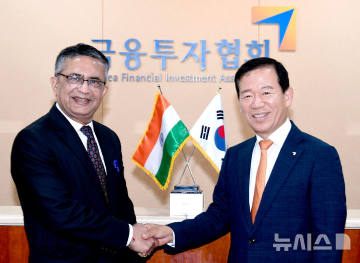 [서울=뉴시스]서유석 금융투자협회장(사진 오른쪽)이 지난 8일 서울 여의도 금융투자협회에서 열린 인도국립증권거래소(National Stock Exchange of India) 아시쉬 쿠마르 초한(Ashish Kumar Chauhan) 대표와 간담회에서 기념촬영을 하고 있다. (사진=금융투자협회 제공) 2025.09.09. photo@newsis.com *재판매 및 DB 금지 