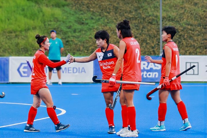 [서울=뉴시스] 2025 여자 아시아컵 4강 진출에 성공한 여자 하키 대표팀. (사진=대한하키협회 제공) *재판매 및 DB 금지