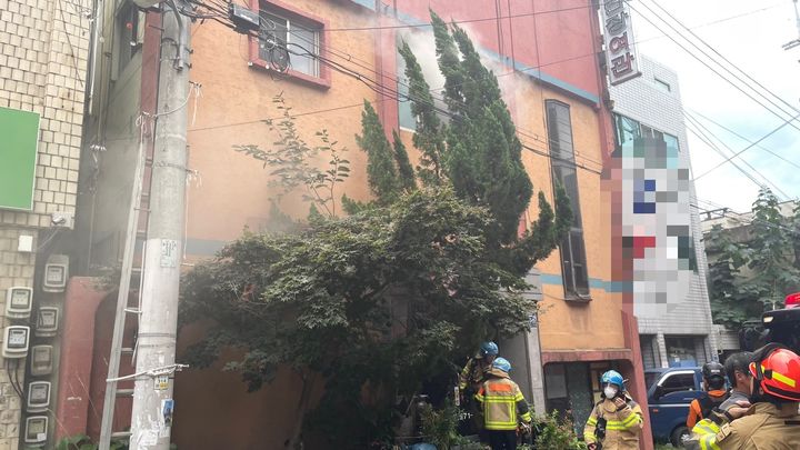 [대구=뉴시스] 8일 낮 12시59분께 대구 서구 평리동 2층짜리 여관 2층 객실에서 화재가 발생했다. (사진=대구소방안전본부 제공) 2025.09.09. photo@newsis.com *재판매 및 DB 금지