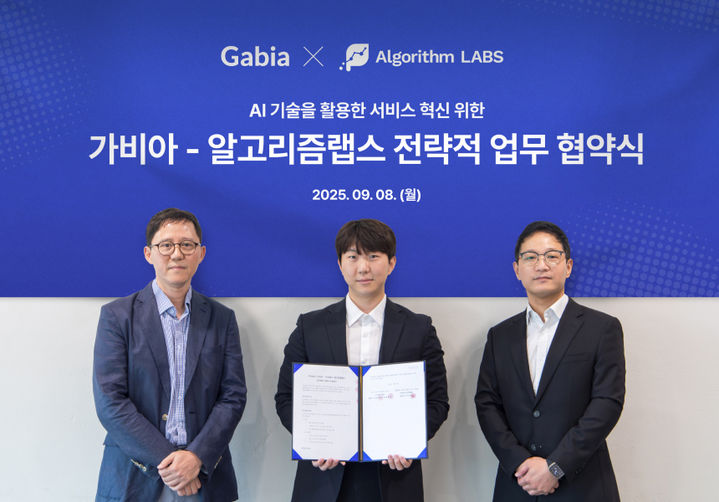 (왼쪽부터) 송태형 가비아 CTO, 손진호 알고리즘랩스 대표, 이정환 가비아 이사가 기념촬영 하고 있다(사진=가비아 제공) *재판매 및 DB 금지