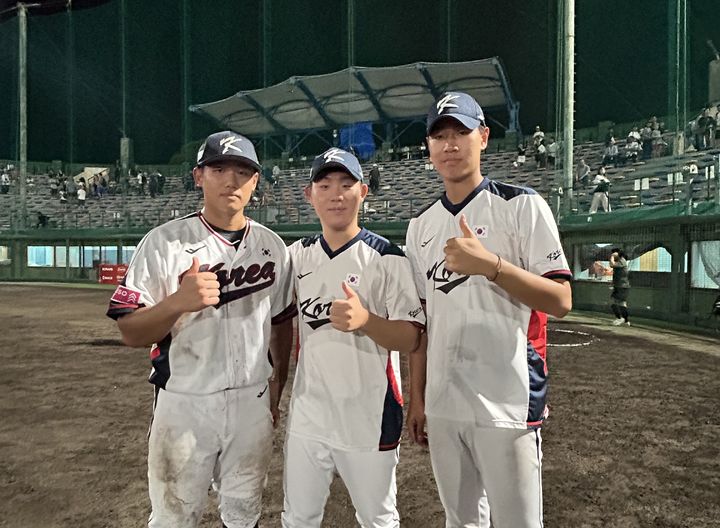 [서울=뉴시스] 18세 이하(U-18) 한국 야구 대표팀 엄준상, 이태양, 신동건이 8일 일본 오키나와의 니시자키 스타디움에서 열린 대회 조별예선 4차전에서 이탈리아를 상대로 8-0 완승을 거둔 뒤 기념사진을 찍고 있다. (사진=대한야구소프트볼협회 제공) 2025.09.08. *재판매 및 DB 금지