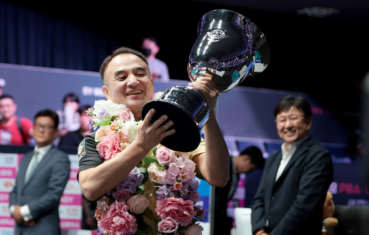 이승진이 8일 2025~2026시즌 4차 투어 SY 베리테옴므 PBA-LPBA 챔피언십 PBA 우승 트로피를 들고 기뻐하고 있다. (사진=PBA 제공). 2025.09.08. *재판매 및 DB 금지