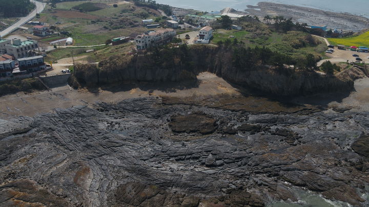 [서울=뉴시스] 부안 격포리 페퍼라이트 노두 전경 (사진=국가유산청 제공) 2025.09.09. photo@newsis.com *재판매 및 DB 금지