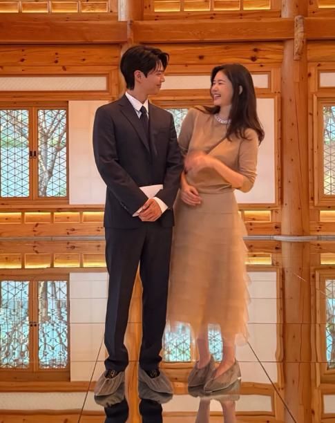 [서울=뉴시스] 배우 박보검과 SK 최태원 회장의 동거녀 티앤씨재단 김희영 이사. (사진=김희영 인스타그램) *재판매 및 DB 금지