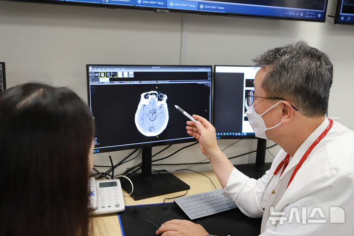 [부천=뉴시스] 순천향대학교 부천병원 응급의학과 의료진이 ‘응급 뇌졸중 선별 인공지능(AI) 기술’을 활용해 비조영 컴퓨터단층촬영(CT) 검사 결과를 설명하고 있다. (사진=순천향대 부천병원 제공) 2025.09.09. photo@newsis.com 