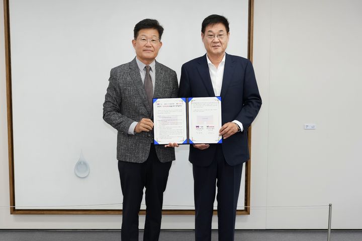 [서울=뉴시스] 김승환 KT에스테이트 대표(왼쪽)와 정문헌 종로구청장이 지난 8일 업무협약 체결 후 기념을 촬영을 하는 모습. 2025.09.09. (사진=KT에스테이트 제공) photo@newsis.com *재판매 및 DB 금지