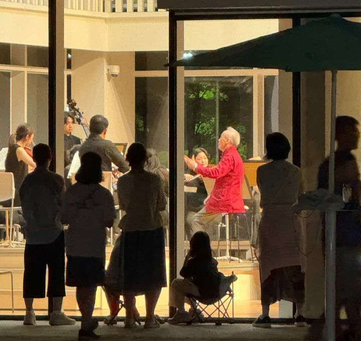 [성남=뉴시스]지휘하는 금난새 예술총감독과 연주를 감상하는 관객들(사진=성남시 제공) 2025.09.09.photo@newsis.com *재판매 및 DB 금지