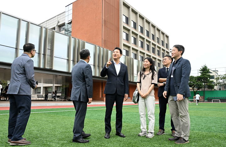 [서울=뉴시스] 오세훈 서울시장이 8일(월) (주)프로토건축사사무소 윤선경 대표와 '제43회 서울시 건축상' 우수상에 선정된 강남구 ‘중동고등학교 원익관’을 둘러보고 있다. 2025.09.09. (사진=서울시 제공) *재판매 및 DB 금지