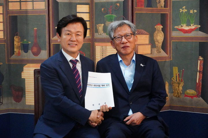 [진주=뉴시스]조규일 진주시장, 유홍준 국립중앙박물관장 만나 현안사업 논의.(사진=진주시 제공).2025.09.09.photo@newsis.com *재판매 및 DB 금지