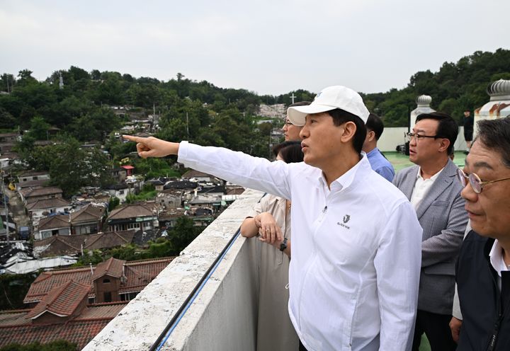 [서울=뉴시스]오세훈 서울시장이 9일 오전 노원구 백사마을 철거 현장을 점검하고 있다.
