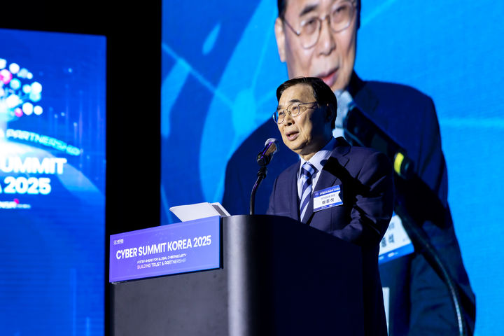 이종석 국가정보원장은 국가보안기술연구소와 공동으로 서울 코엑스에서 개최한 '사이버 서밋 코리아(Cyber Summit Korea, CSK 2025)'에서 인사말 하고 있다(사진=국가보안기술연구소 제공) *재판매 및 DB 금지