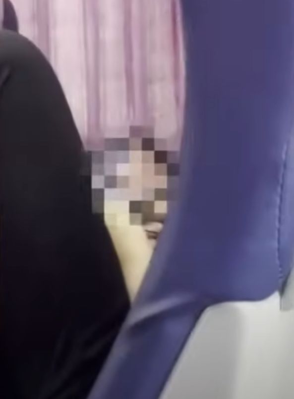 [뉴시스] 경기도 부천발 양주행 광역버스를 이용하던 남성이 음란 영상을 대놓고 시청해 다른 승객을 불편하게 만든 일이 제보를 통해 알려졌다. (사진 = 'JTBC News' 유튜브 캡처) 2025.09.09. *재판매 및 DB 금지