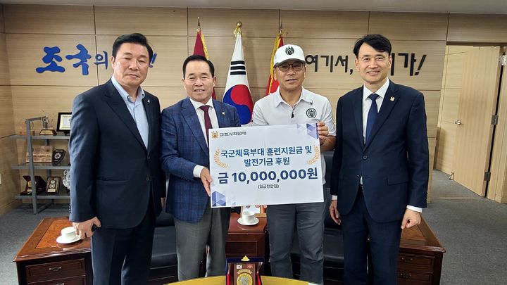 [서울=뉴시스] 국군체육부대를 방문한 대한사격연맹. 왼쪽부터 신동욱 대외협력관, 강연술 대한사격연맹 회장, 진규상 국군체육부대장, 신호태 연맹 행정감사겸 충북사격연맹회장. (사진=대한사격연맹 제공) *재판매 및 DB 금지