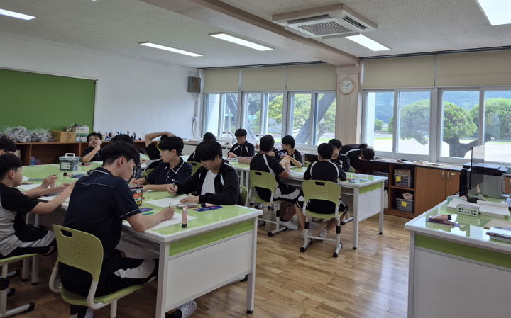 [거제=뉴시스] 신정철 기자= 거제시 치매안심센터(센터장 김영실)는 지난 8일 치매극복의 날(9월 21일)을 기념해 치매안심마을이 속한 동부중학교 학생들을 대상으로 '치매안심마을과 함께하는 동부중학교 사생대회'를 개최했다.사진은 동부중학교 학생들이 치매를 주제로 한 글짓기와 포스터 그리기를 하고 있다.(사진=거제시 제공).2025.09.09. photo@newsis.com *재판매 및 DB 금지