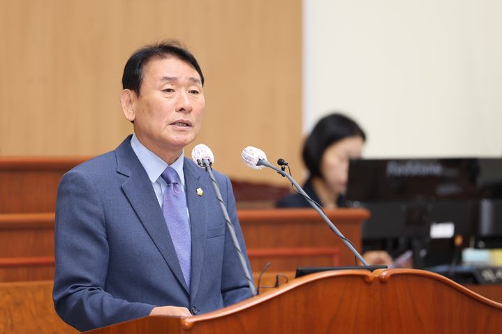 [고성(경남)=뉴시스] 신정철 기자= 경남 고성군의회(의장 최을석)는 9일, 의회 본회의장에서 제304회 임시회를 개회, 오는 12일까지 4일간 '고성군 주민조례발안에 관한 조례 일부개정조례안'을 비롯한 총 19건의 안건을 심사할 예정이다.사진은 제304회 임시회 제1차 본회의에서 고령운전자의 운전면허 자진반납 지원책 강화를 강조하는 김희태 의원의 5분 자유발언 모습.(사진=고성군의회 제공).2025.09.09. photo@newsis.com *재판매 및 DB 금지