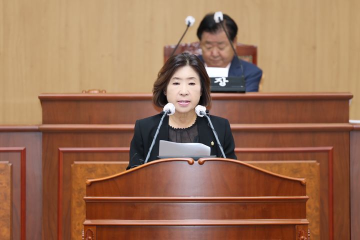 [고성(경남)=뉴시스] 신정철 기자= 경남 고성군의회(의장 최을석)는 9일, 의회 본회의장에서 제304회 임시회를 개회, 오는 12일까지 4일간 '고성군 주민조례발안에 관한 조례 일부개정조례안'을 비롯한 총 19건의 안건을 심사할 예정이다.사진은 제304회 임시회 제1차 본회의에서 당항포관광지를 상시개방형 복합관광지로 전환할 필요성을 제기하는 김향숙 의원의 5분 자유발언 모습.(사진=고성군의회 제공).2025.09.09. photo@newsis.com *재판매 및 DB 금지