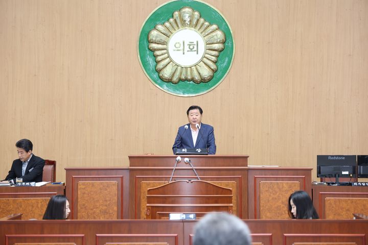 [고성(경남)=뉴시스] 신정철 기자= 경남 고성군의회(의장 최을석)는 9일, 의회 본회의장에서 제304회 임시회를 개회, 오는 12일까지 4일간 '고성군 주민조례발안에 관한 조례 일부개정조례안'을 비롯한 총 19건의 안건을 심사할 예정이다.사진은 제304회 임시회 개회 모습.(사진=고성군의회 제공).2025.09.09. photo@newsis.com *재판매 및 DB 금지