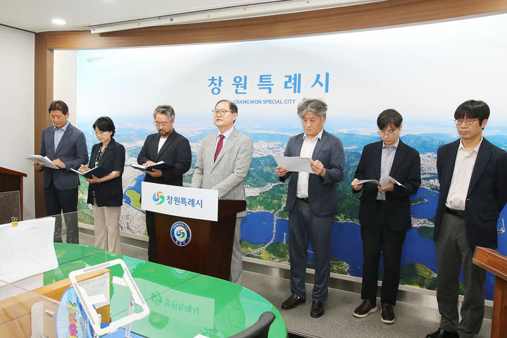 [창원=뉴시스] 강경국 기자 = 황인식 창원시정연구원장이 9일 경남 창원시청 프레스센터에서 올해 연구원 주요 성과를 발표하고 있다. (사진=창원시청 제공). 2025.09.09. photo@newsis.com *재판매 및 DB 금지