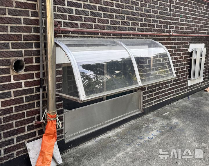 [전주=뉴시스]윤난슬 기자 = 전북 전주시는 지역 반지하주택 22개 동(37가구) 가운데 실제 거주 중인 22가구를 대상으로 주거유형, 냉·난방시설, 사회보장급여 수급 여부, 침수 위험 등을 조사했다고 9일 밝혔다. (사진=전주시 제공) photo@newsis.com 