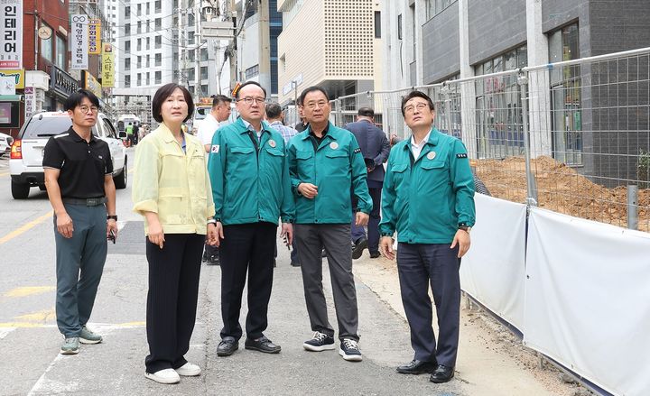[광명=뉴시스] 경기 광명시의회 복지문화건설위원회가 광복로 지중화 공사 현장을 살펴보고 있다. (사진=광명시의회 제공) 2025.09.09. photo@newsis.com *재판매 및 DB 금지