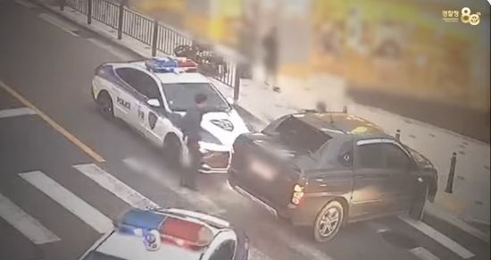 [뉴시스] 음주 차량의 2차 사고를 방지하기 위해 막아선 경찰. 현장 모습. 2025.09.09. (사진=유튜브 '대한민국 경찰청'). *재판매 및 DB 금지