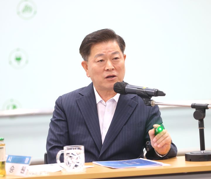 [광명=뉴시스] 박승원 경기 광명시장이 9일 시청 중회의실에서 열린 '광명 K-아레나 기본전략 수립 용역' 착수보고회에서 아레나 유치 필요성을 설명하고 있다. (사진=광명시 제공) 2025.09.09. photo@newsis.com *재판매 및 DB 금지