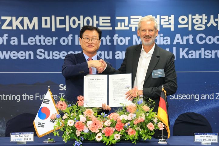 [대구=뉴시스] 해외 교류 도시인 독일 카를스루에시와 함께 세계적인 미디어아트 기관 ZKM(Zentrum für Kunst und Medien·예술과 미디어센터), 쿤스트할레 미술관 대표단이 대구시 수성구에 공식 방문했다. (사진 = 대구시 수성구 제공) 2025.09.09. photo@newsis.com *재판매 및 DB 금지