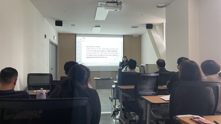[서울=뉴시스]문화체육관광부 산하 스포츠윤리센터가 센터 소속 조사관들의 역량 강화를 위해 지난 2일 서울시 마포구에 있는 센터 본원에서 조사관을 대상 '조사관 직무 전문성 강화 교육'을 실시했다"고 9일 밝혔다. (사진=스포츠윤리센터 제공) 2025.09.09. photo@newsis.com *재판매 및 DB 금지