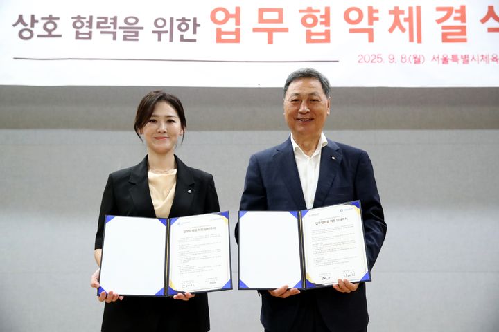 [서울=뉴시스] 이수경 대한빙상경기연맹 회장(왼쪽)과 강태선 서울특별시체육회 회장이 8일 서울시체육회 대회의실에서 업무협약(MOU)을 체결한 뒤 기념사진을 찍고 있다. (사진=대한빙상경기연맹 제공) 2025.09.09. *재판매 및 DB 금지